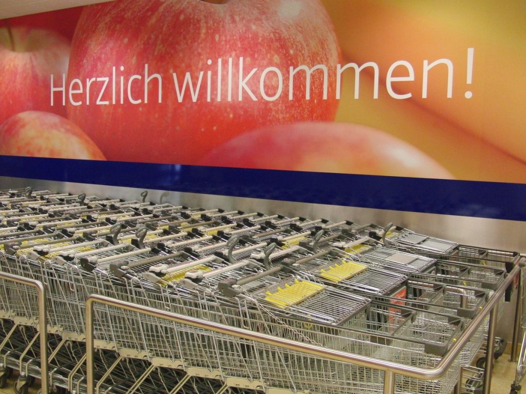 Einkaufwagen vorm Supermarkt