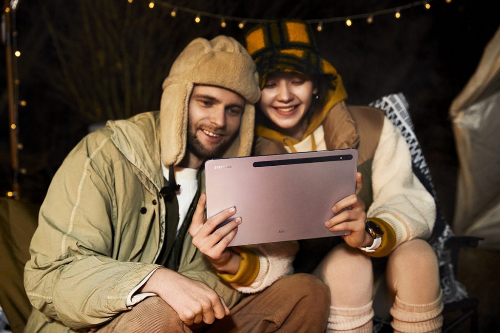 Frau und Mann nehmen mit einem Samsung-Tablet ein Selfie von sich auf.