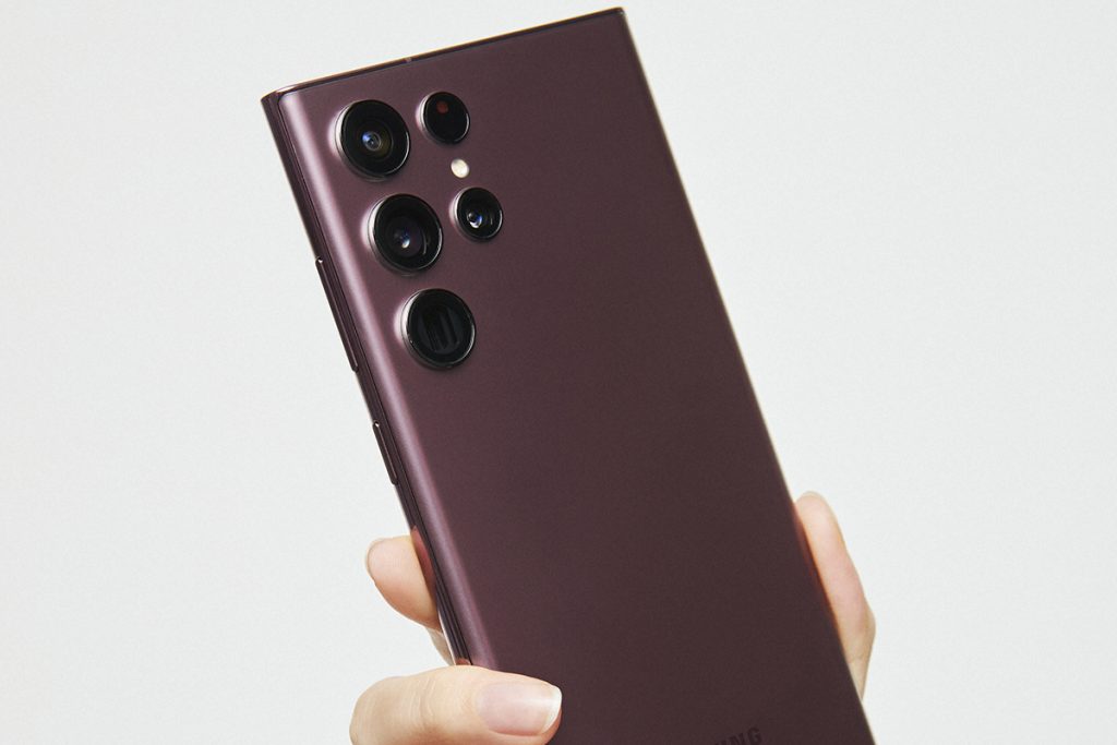 Mit fünf Kamera-Linsen auf der Rückseite: Das neue Samsung-Smartphone Galaxy S22 in einer Frauenhand einer