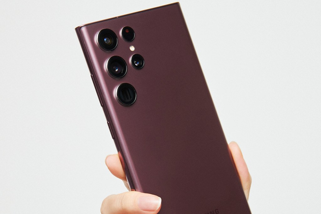 Con cinco lentes de cámara en la parte trasera: el nuevo smartphone Samsung Galaxy S22 en manos de una mujer