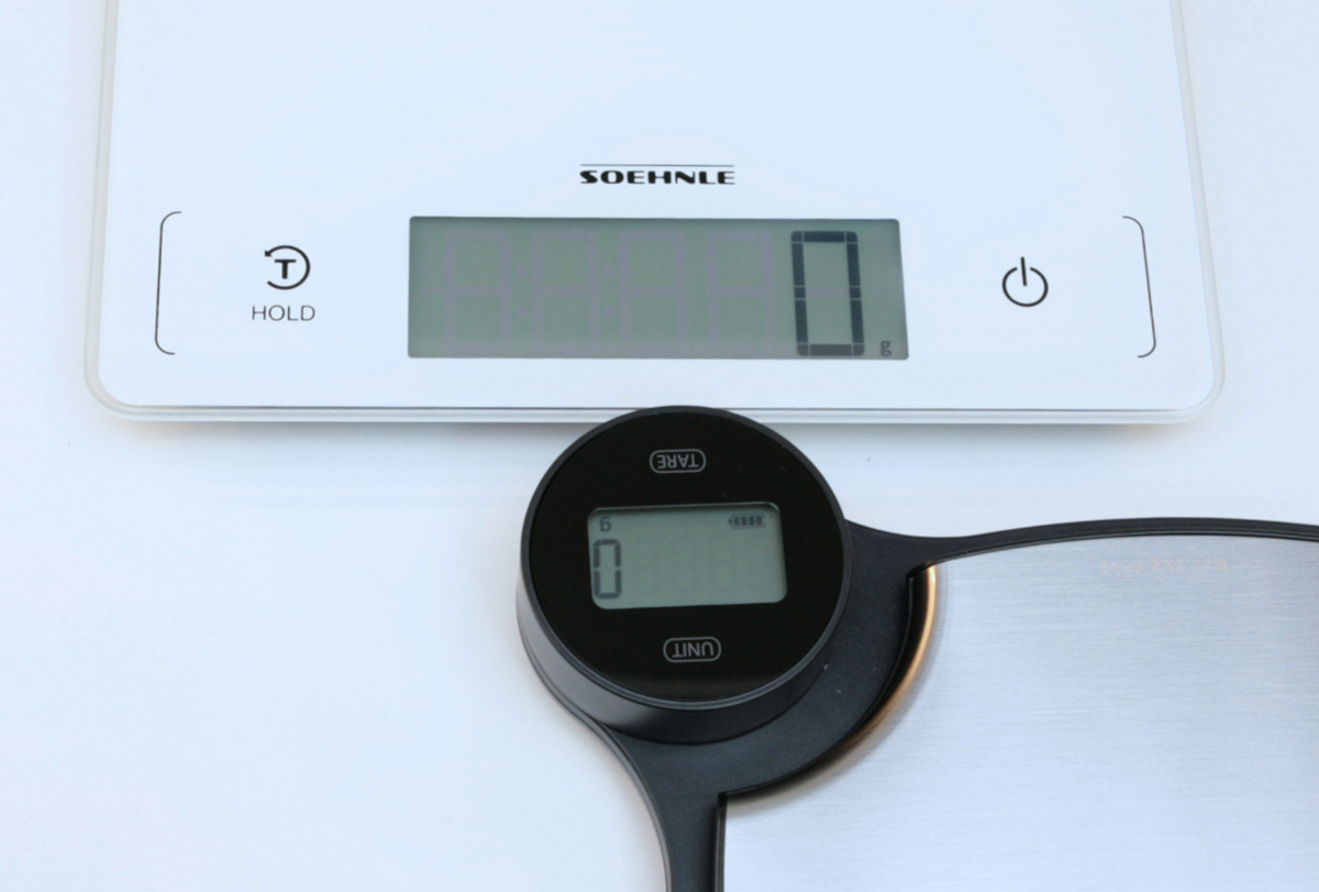 Detail Display weiße Küchenwaage mit schwarzem runden Messgerät drauf