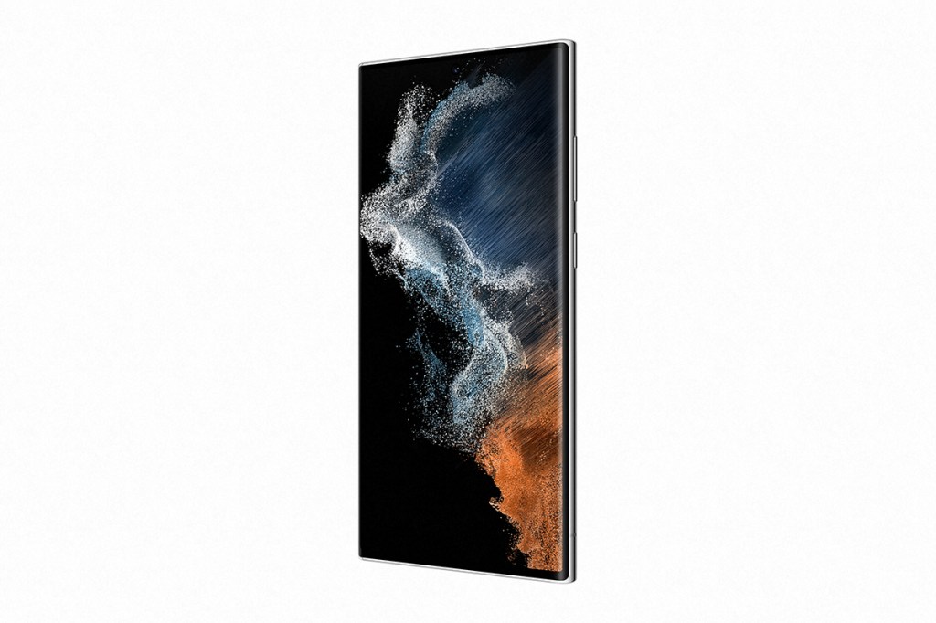La pantalla del Samsung Galaxy S22 Ultra se muestra ligeramente desde un lado
