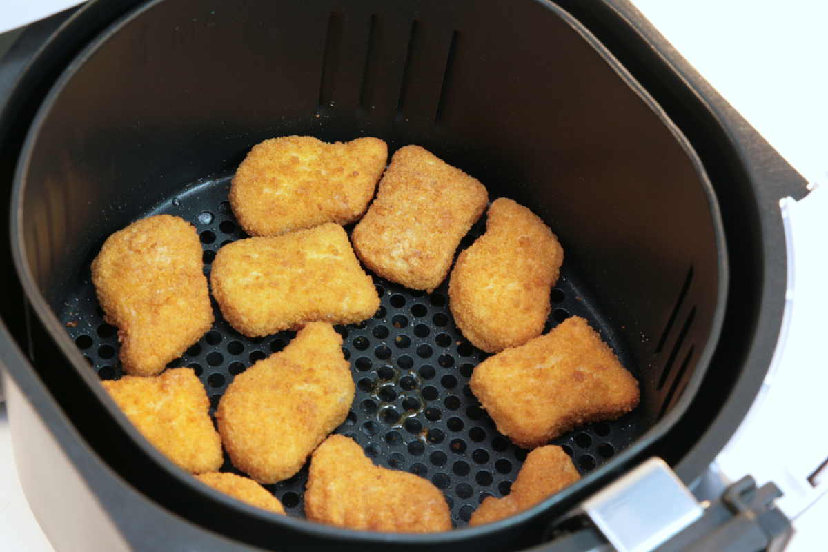 Schwarzer Behälter mit chickennuggets