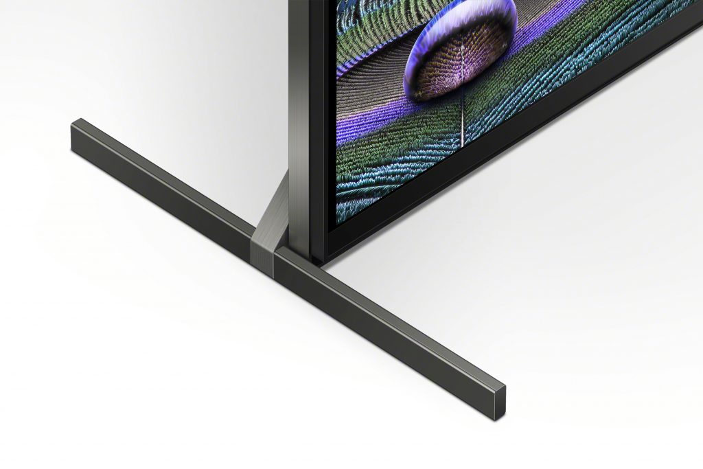 Die Detailaufnahme des 75-Zoll-TVs von Sony zeigt einen Standfuß, der für eine hohe Standsicherheit des Geräts.