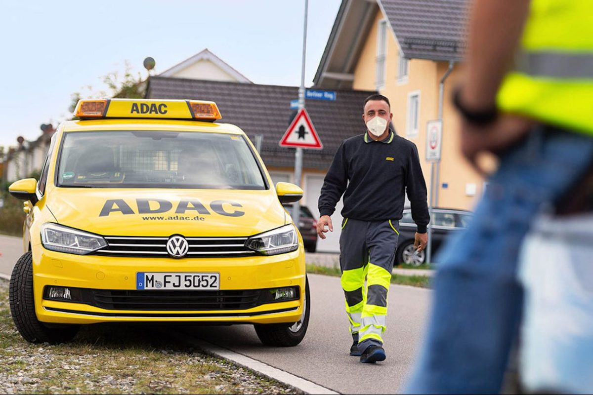 Ein Mann neben einem ADAC-Fahrzeug