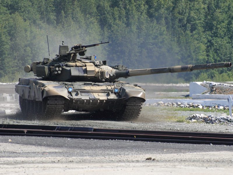 Ein russischer Panzer auf einem sandigen Weg.