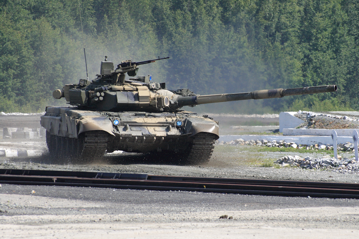 Ein russischer Panzer auf einem sandigen Weg.