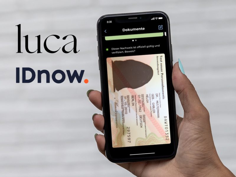 Auf einem Handy sieht man in der Luca-App einen Personalausweis.