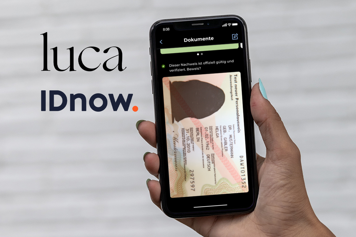 Auf einem Handy sieht man in der Luca-App einen Personalausweis.