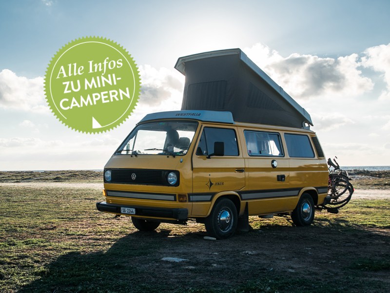 VW-Bus mit aufgestelltem Dach