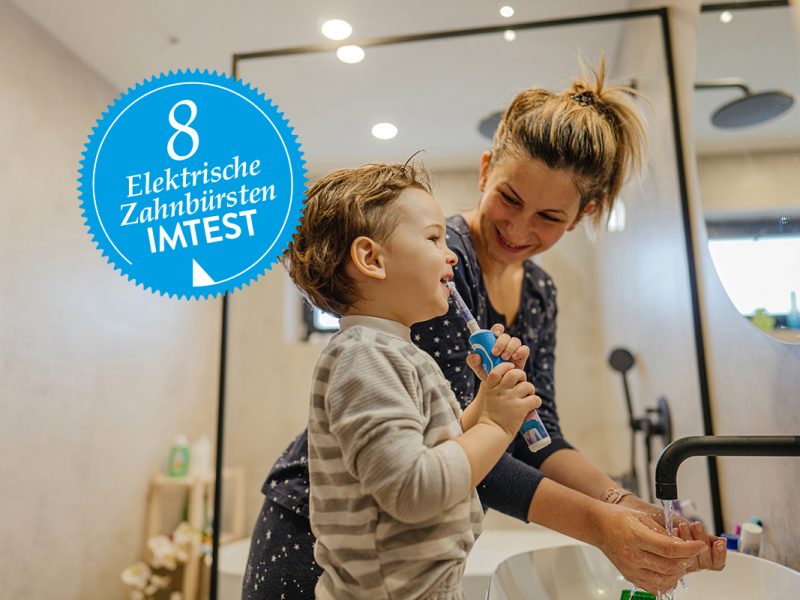 Frau mit Kind das sich Zähne putzt im Badezimmer