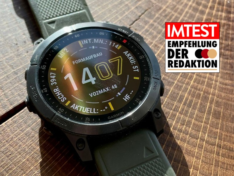 Garmin Epik auf Holztisch