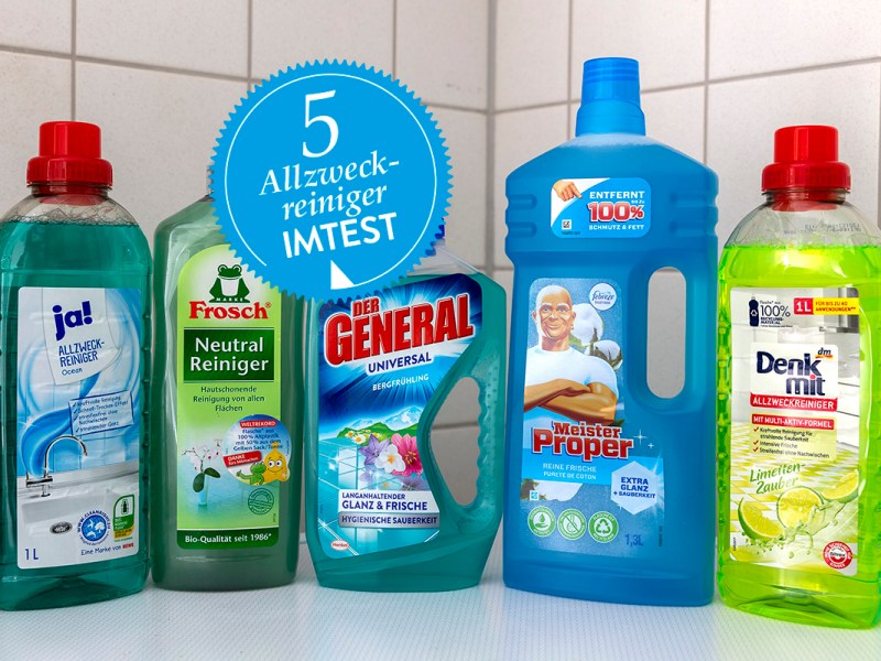 FÃ¼nf verschiedene Plastikflaschen in grÃ¼n und blau mit verschiedenen Reinigern