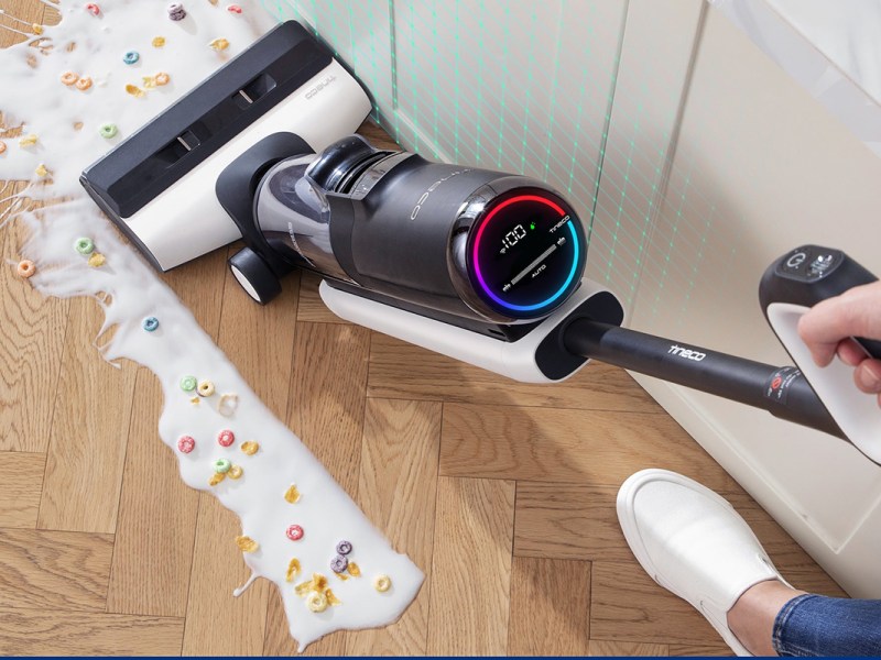 Tineco Floor One S5 Pro Hartbodenreiniger wird von Hand auf schmutzigem Boden gehalten