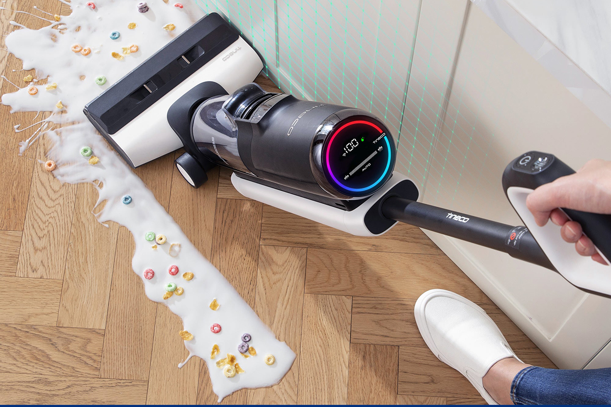 Tineco Floor One S5 Pro Hartbodenreiniger wird von Hand auf schmutzigem Boden gehalten