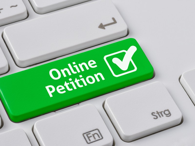 Tastatur mit grüner Taste - Online Petition