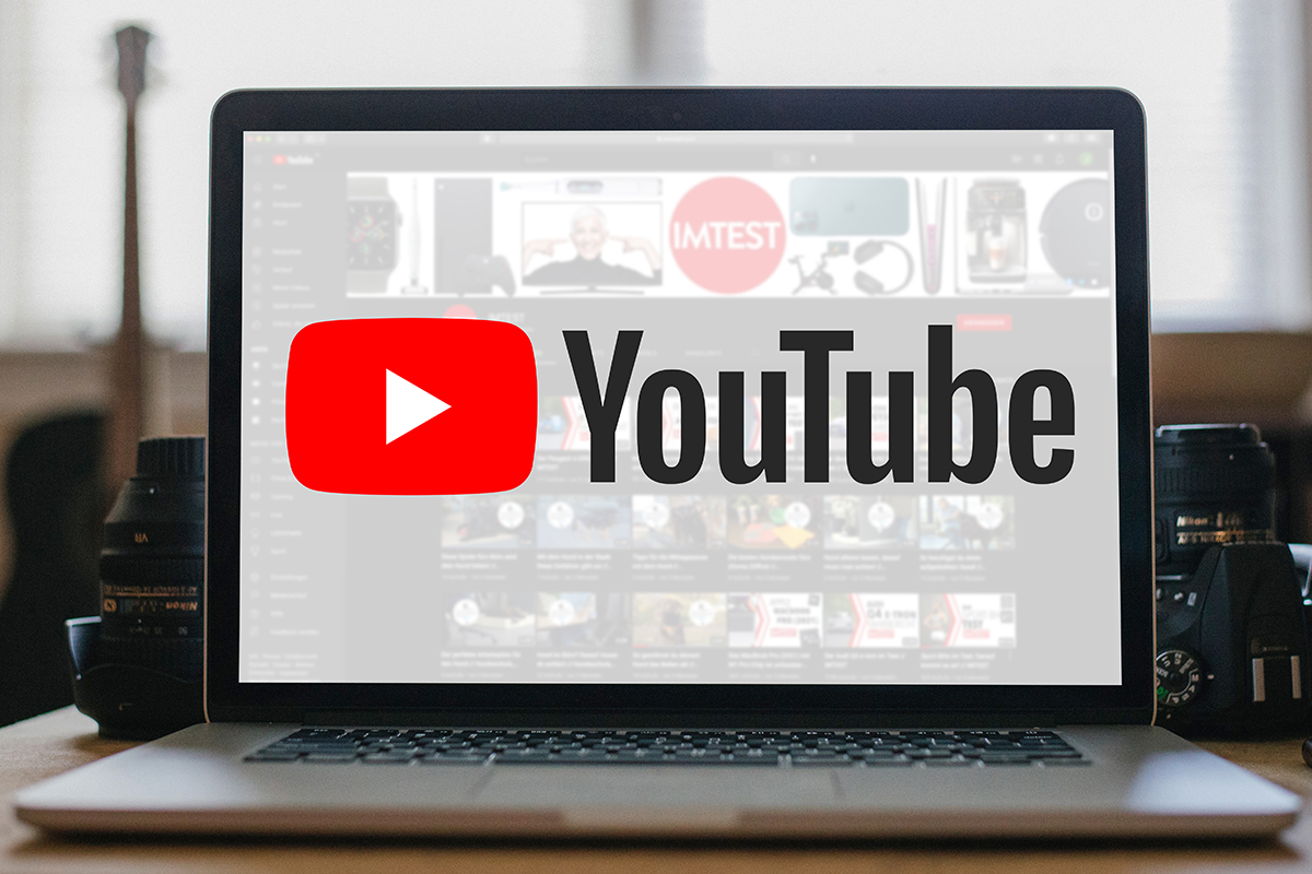 YouTube Logo auf Laptop-Screen
