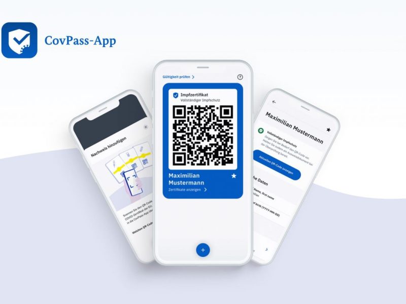 Drei Smartphones mit QR-Codes