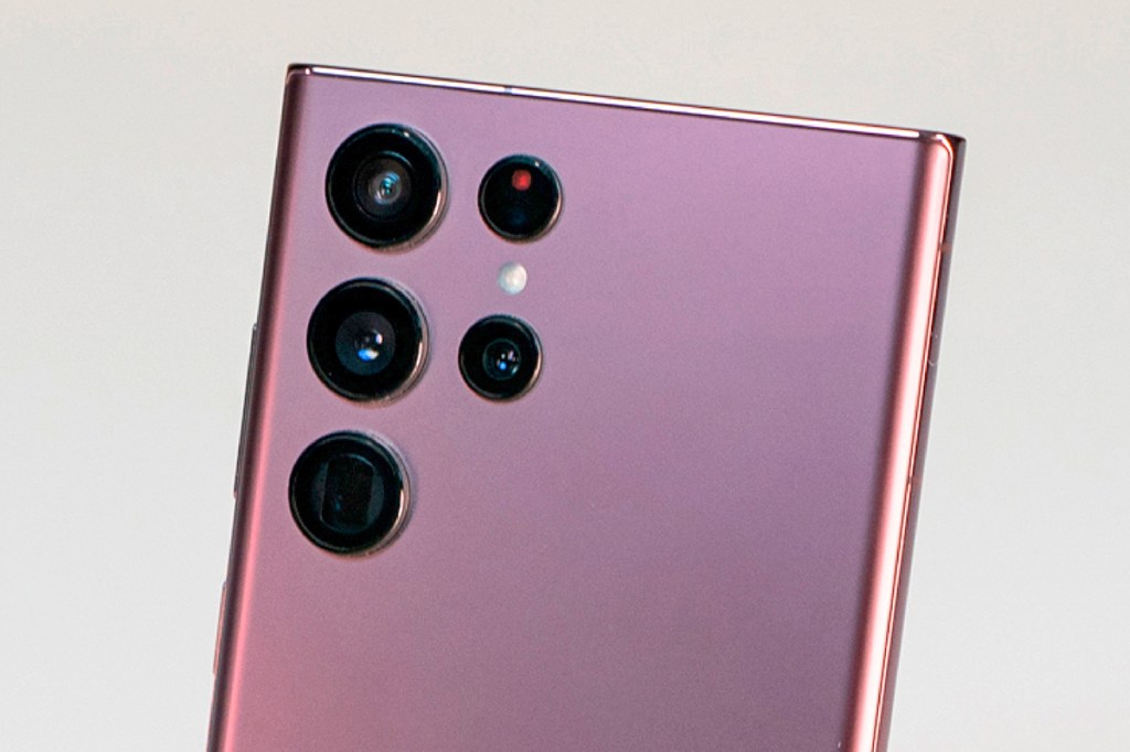 Obere Hälfte von Samsung Galaxy S22 Ultra in rosa zeigt fünf Kamera-Linsen