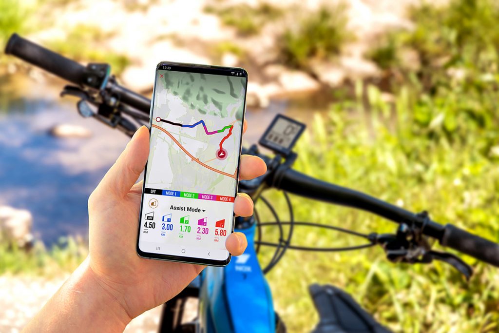 Auf dem Smartphone-Display wird eine Route angezeigt, die per E-Bike zurückgelegt wurde.
