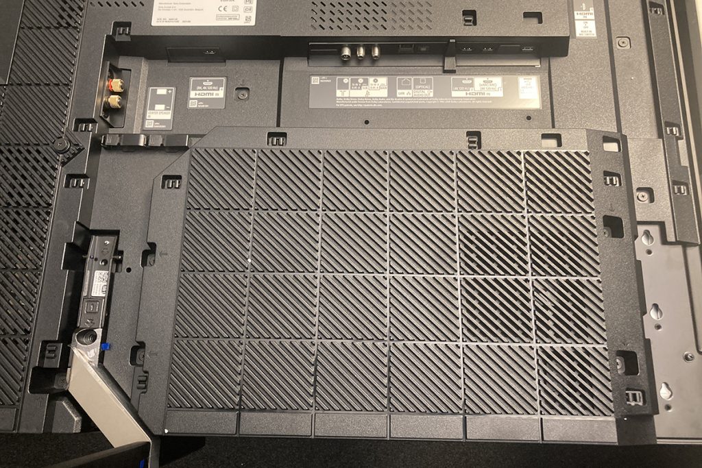 Rückseite des 75-Zoll-TVs Z9J von Sony mit diversen Anschlussmöglichkeiten – etwa HDMI- und USB-Steckplätze.