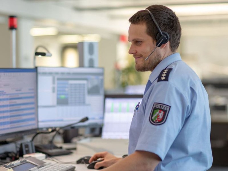 Polizist vorm PC