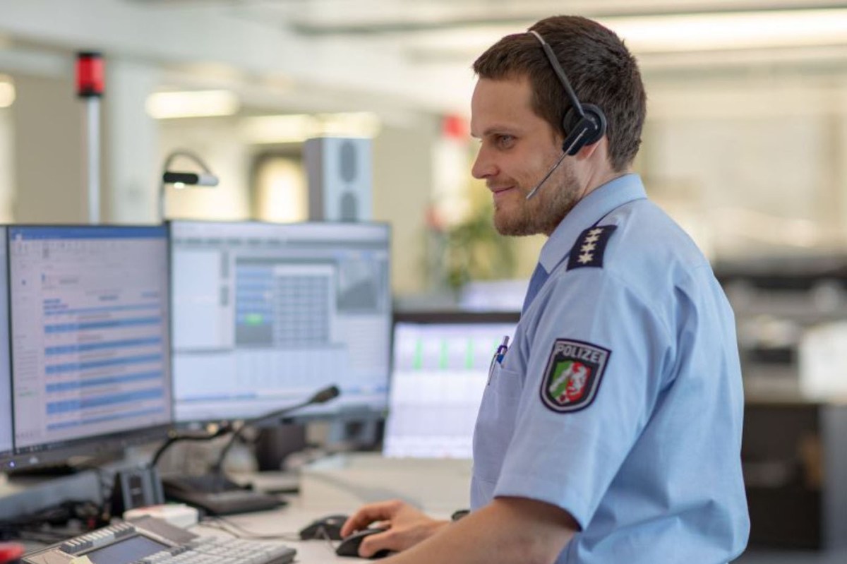 Polizist vorm PC