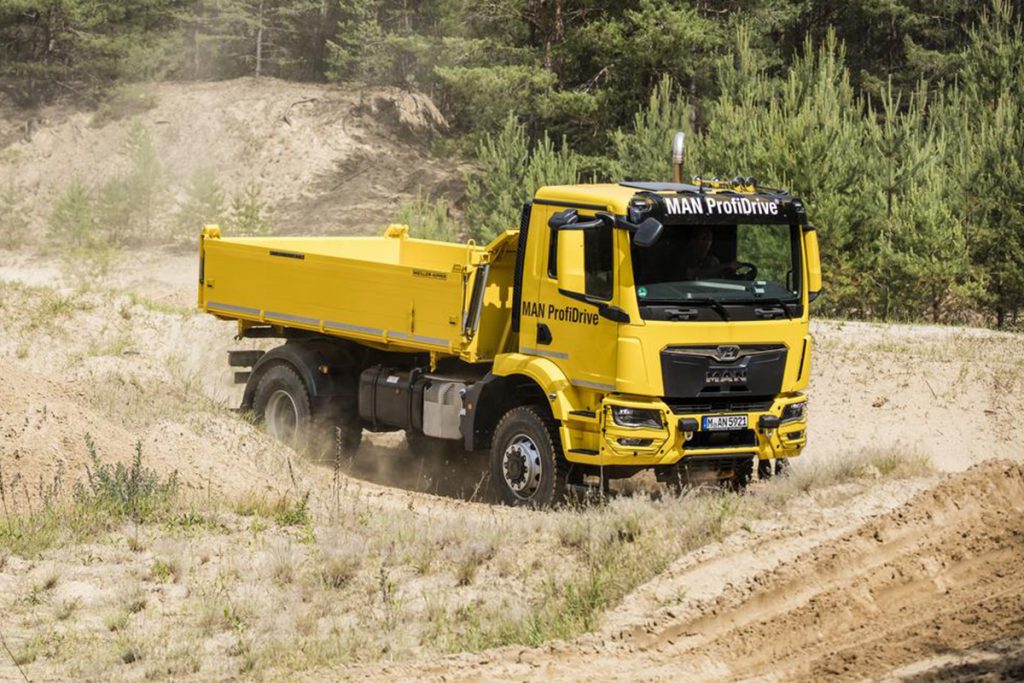 MAN Expeditions Mobil auf Lkw-Basis unterwegs in einer Sandgrube.