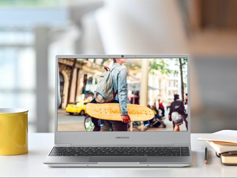 Ein Laptop auf einem Tisch