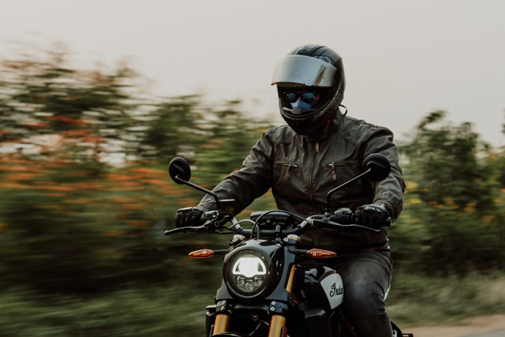 Mann auf Motorrad mit Motorradhelme.