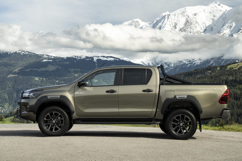 Pickup Toyota Hilux 2020 vor Gebirgslandschaft. in Profilansicht vor 