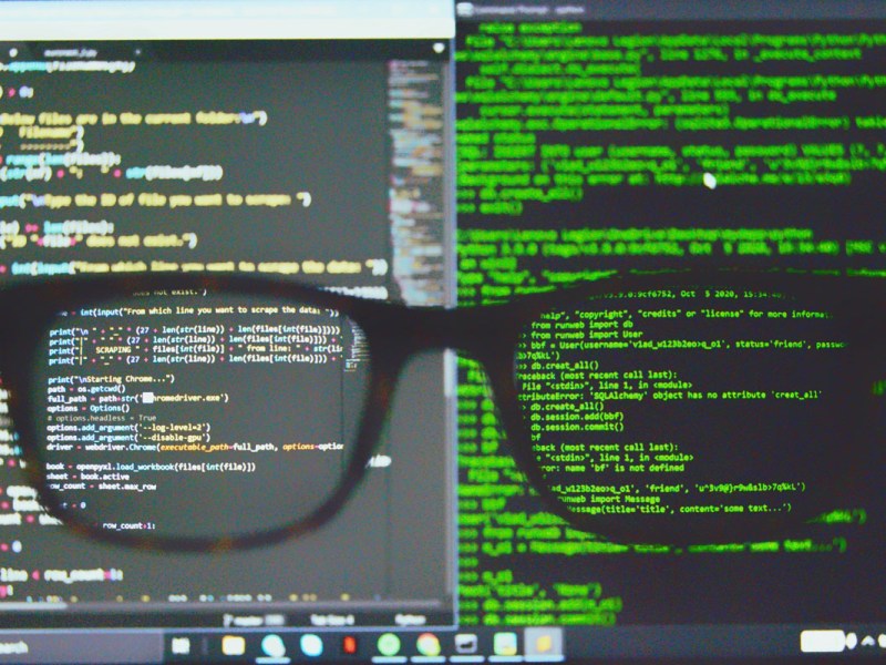 Brille vor Programmcode