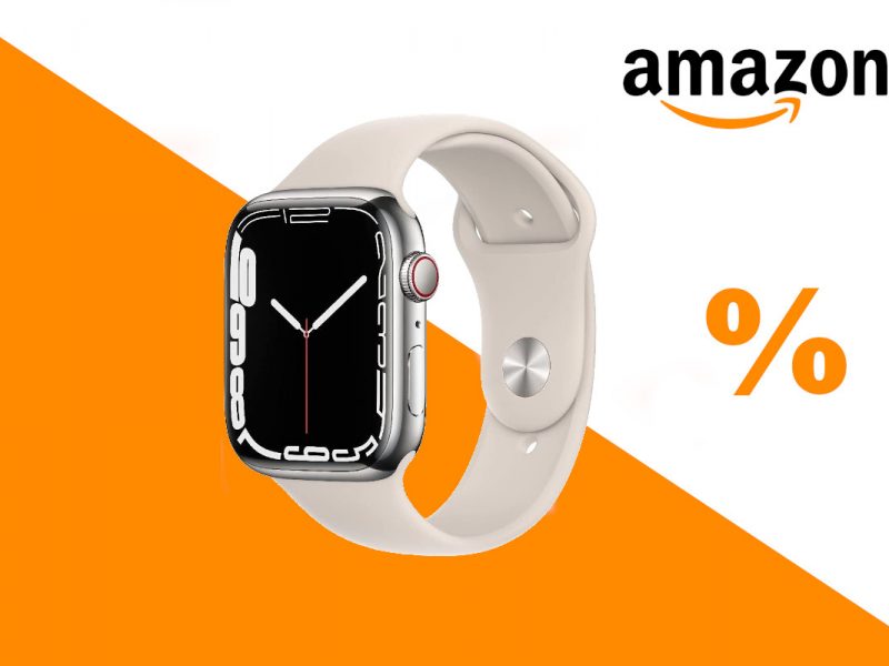 Helle Apple Watch mit schwarzem Display und hellen Zeigern schräg von der Seite auf orange weißem Hintergrund mit Amazon Logo rechts oben