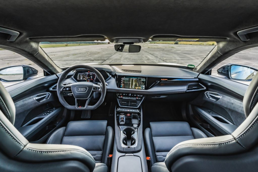 Blick von Rückbank ins Cockpit des Audi RS e-Tron GT