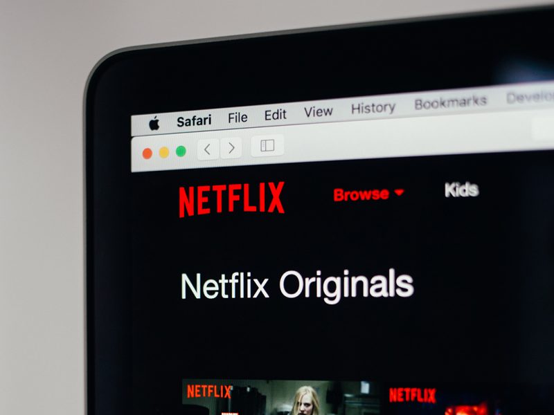 Ein Laptop-Screen mit Netflix-Startbildschirm