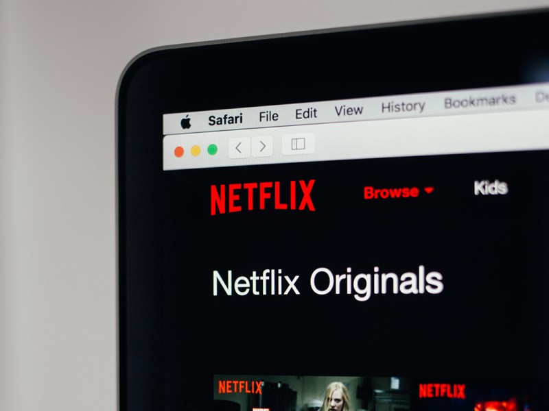 Ein Laptop-Screen mit Netflix-Startbildschirm