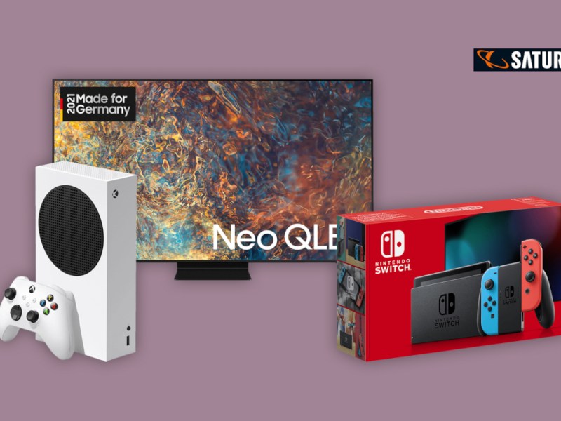 Weiße Xbox mit Kontroller vor Fernseher mit buntem Bild, rechts die eingepackte Nintendo Switch; rechts oben Saturn Logo; alle Gaming-Angebote vor lila Hintergrund