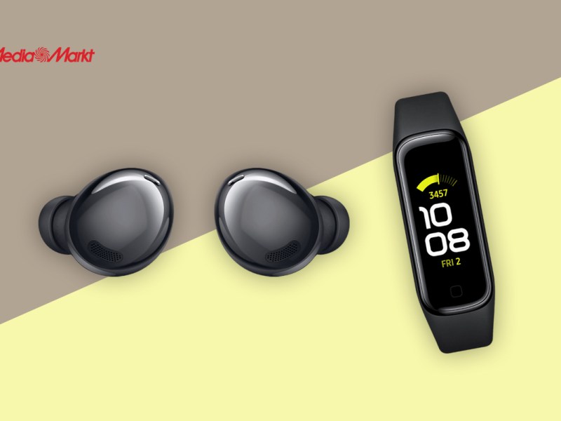 Samsung-Bundle: Schwarze InEar-Kopfhörer und schwarzer Fitnesstracker nebeneinander von vorne auf gelb braunem Hintergrund mit Media Markt Logo oben links
