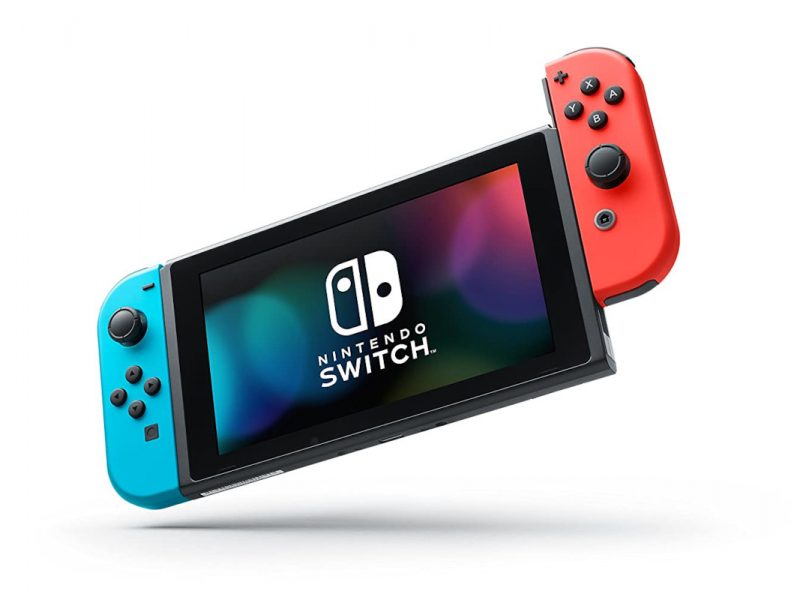Nintendo Switch schräg von vorne mit versetztem rotem Joycon und Switch Logo auf Bildschirm vor weißem Hintergrund