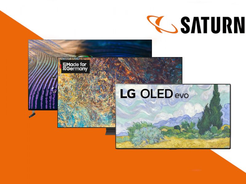 Drei Fernseher aus TV-Angebotevon vorne hintereinander aufgereiht zeigen verschieden bunte Bilder auf orange weißem Hintergrund mit Saturn Logo
