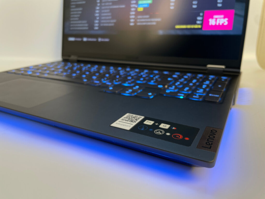 Detail Schwarzes aufgeklapptes Gaming-Notebook mit blauer Untergrundbeleuchtung