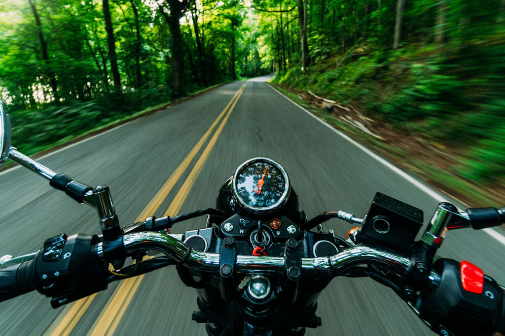 Eine Straße aus der Sicht eines Motorradfahrers