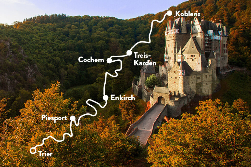 Herbstlicher Wald in Gebirge mit Burg und weißer Route
