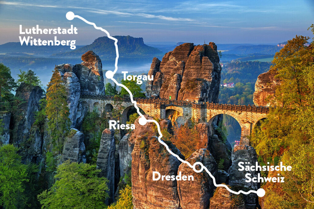 Blick auf antike Brücke zwischen Felsenformation vor Tal und weiße Route