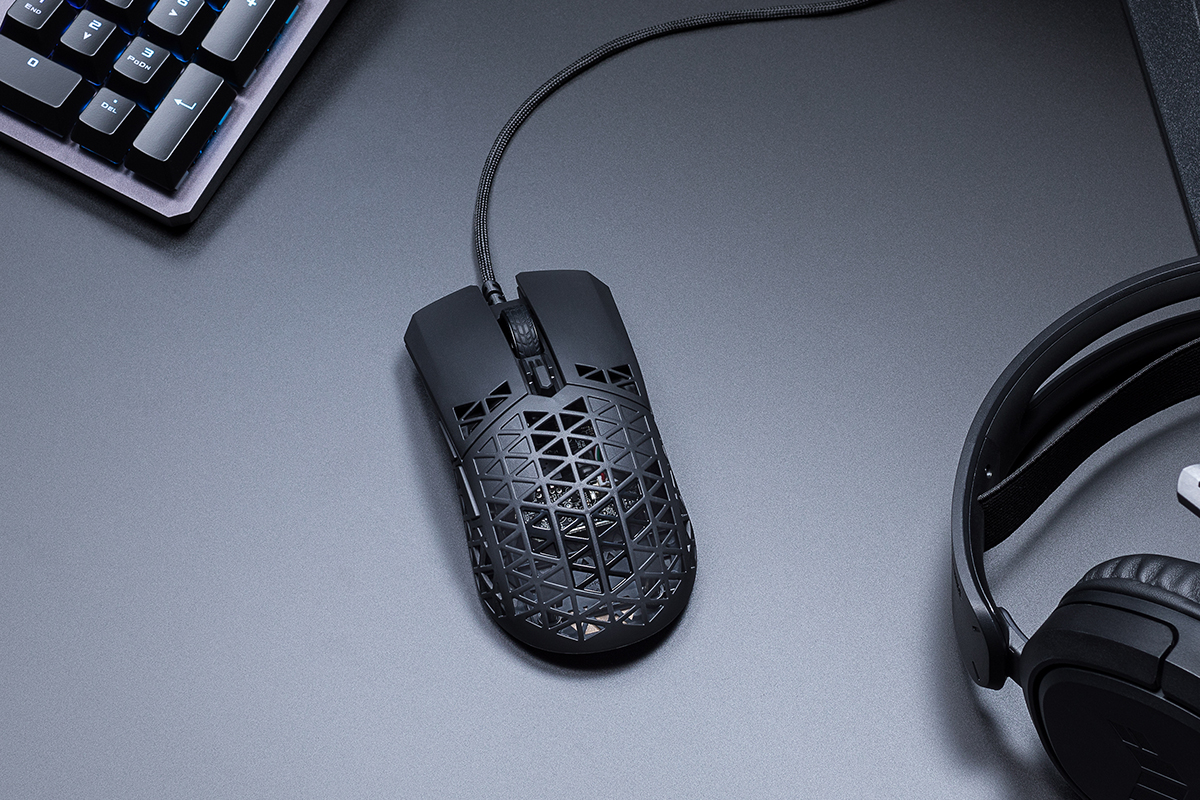 Schwarze Maus Asus M4 Air von oben auf grauem Schreibtisch zwischen Tastatur und Headset