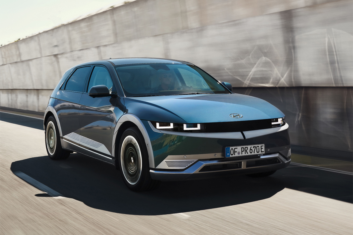 Schwarzer Hyundai Ioniq 5 schrÃ¤g von vorne vor grauer Mauer