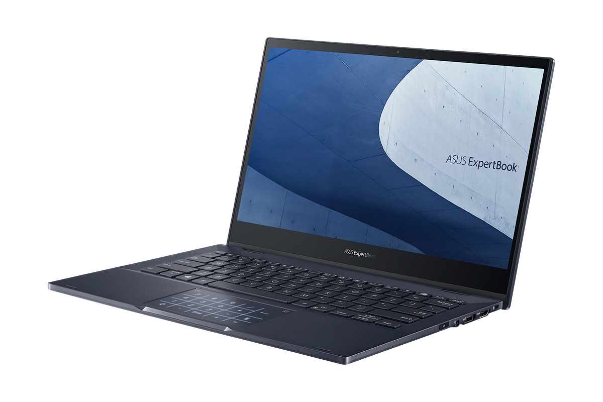 Aufgeklapptes schwarzes Asus Expertbook schräg von vorne mit blauem Bildschirm auf weißem Hintergrund