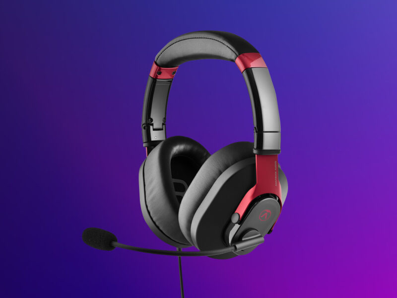 Schwarz rotes Headset von Austrian Audio schräg von vorne auf lila Hintergrund