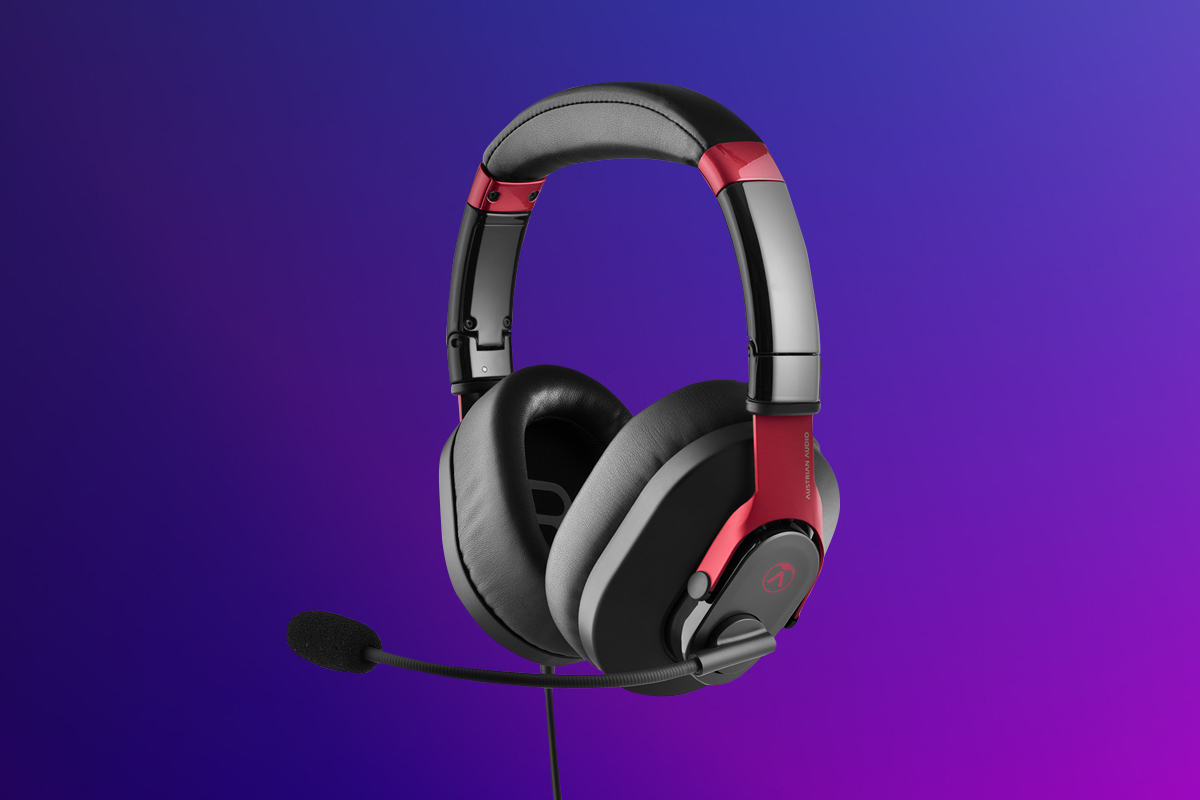 Schwarz rotes Headset von Austrian Audio schräg von vorne auf lila Hintergrund