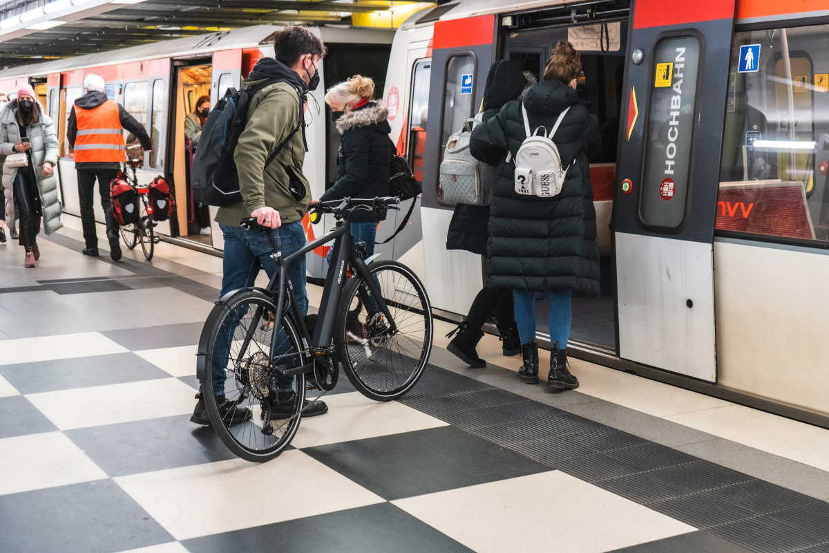 Mann will mit Urban-E-Bike in U-Bahn einsteigen
